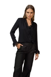 7689-16 EZURI Czarna bluzka z koronką LIVIA