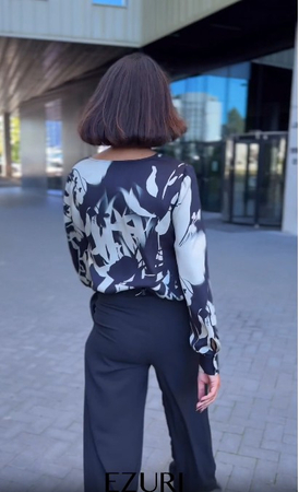 7670 EZURI  Elegancka bluzka z nadrukiem ISOLA