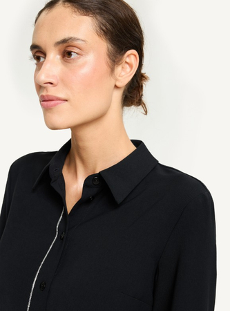 50427 KMX Bluzka koszulowa z ozdobną taśmą – czarna