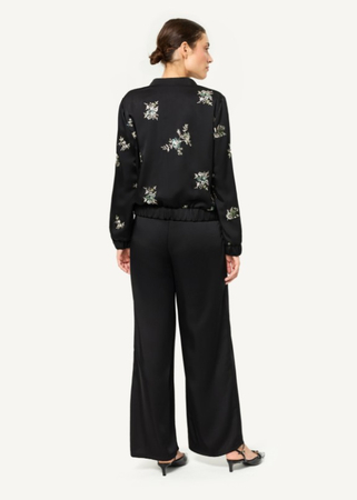 80897 KMX Szerokie spodnie z satynowym połyskiem – czarne