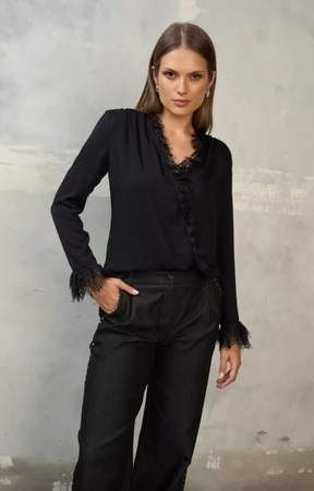7689-16 EZURI Czarna bluzka z koronką LIVIA