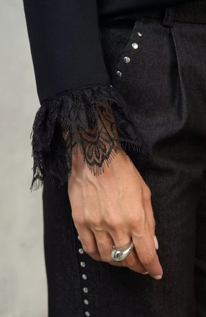 7689-16 EZURI Czarna bluzka z koronką LIVIA