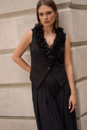 7641  Czarna elegancka kamizelka EZURI z ozdobnymi falbanami