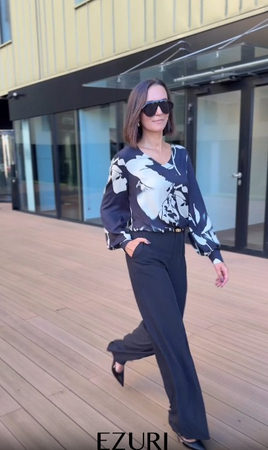 7670 EZURI  Elegancka bluzka z nadrukiem ISOLA