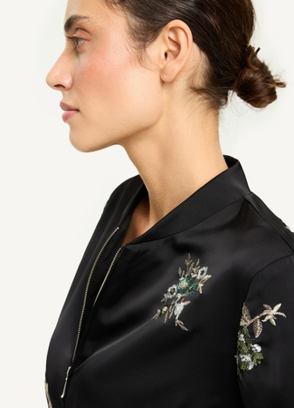 10786 KMX Satynowa bomberka z ozdobnym haftem - czarna