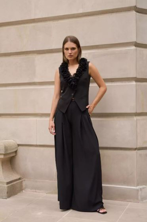 7641  Czarna elegancka kamizelka EZURI z ozdobnymi falbanami