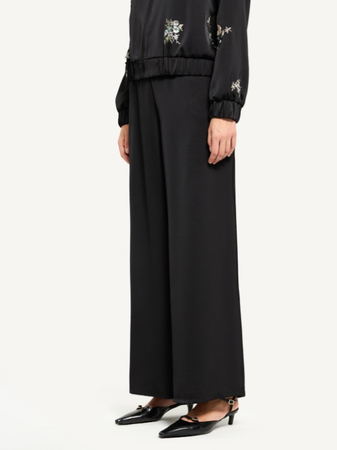 80897 KMX Szerokie spodnie z satynowym połyskiem – czarne