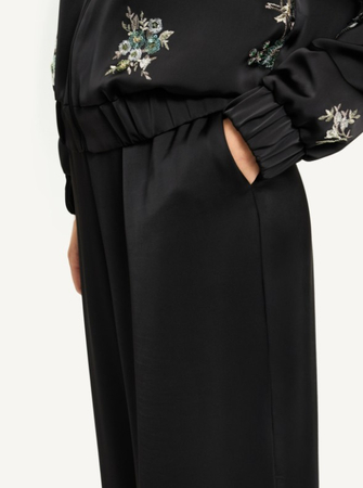 80897 KMX Szerokie spodnie z satynowym połyskiem – czarne