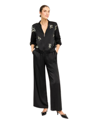 80897 KMX Szerokie spodnie z satynowym połyskiem – czarne