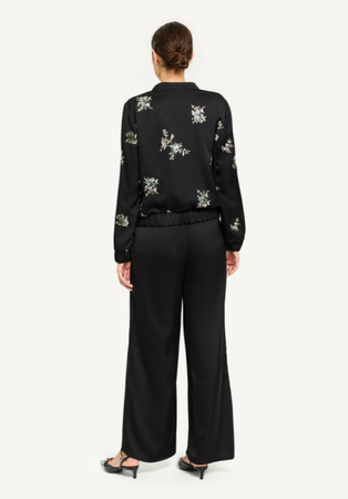 10786 KMX Satynowa bomberka z ozdobnym haftem - czarna