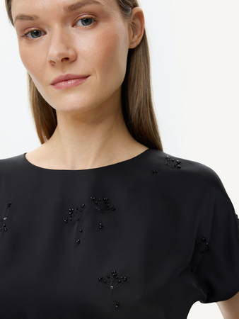 50451 KMX Czarna bluzka z delikatnym haftem